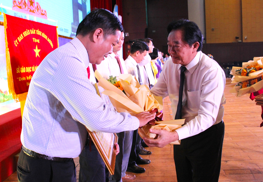 Đồng chí Nguyễn Hoàng Thao trao bằng khen các tập thể có nhiều đóng góp vào sự nghiệp GD&ĐT tỉnh giai đoạn 1982-2022.